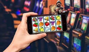 Người chơi sử dụng smartphone để truy cập rinn99 trải nghiệm cược thể thao và casino trực tuyến